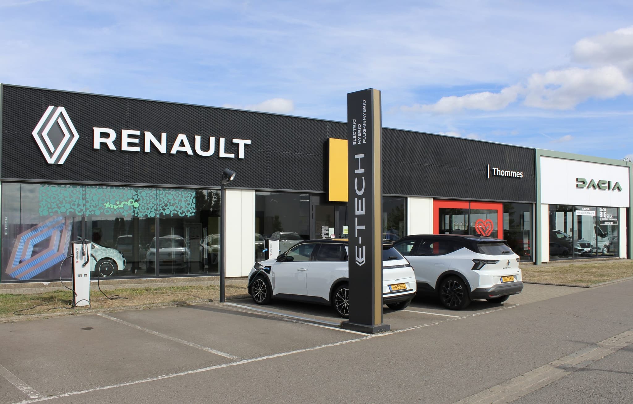 Façade Renault du Garage Thommes à Mersch, avec la borne E-Tech