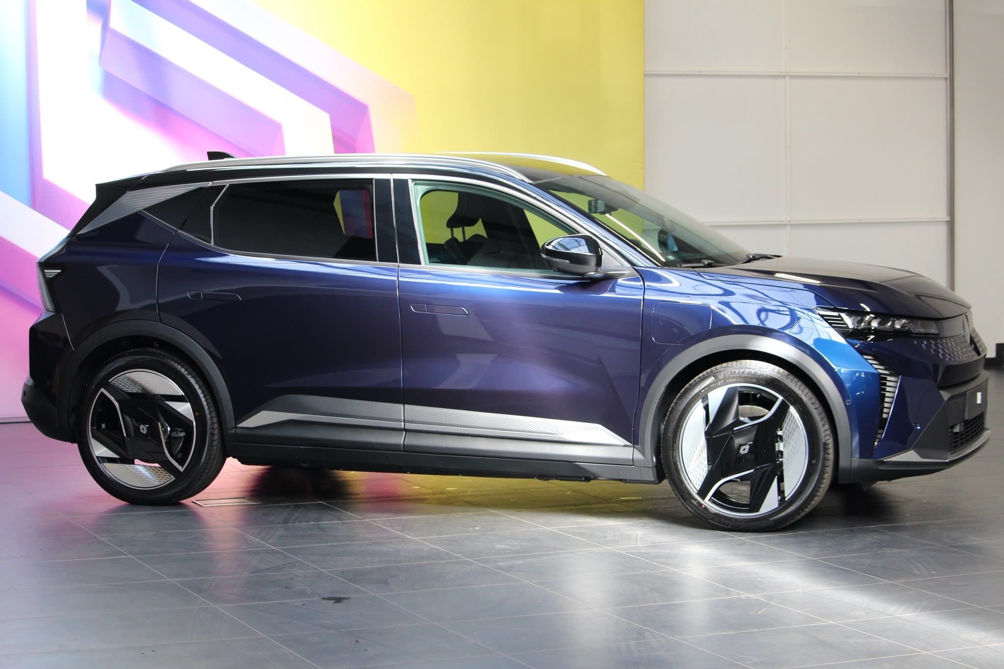 Renault Scenic E-Tech bleu au showroom