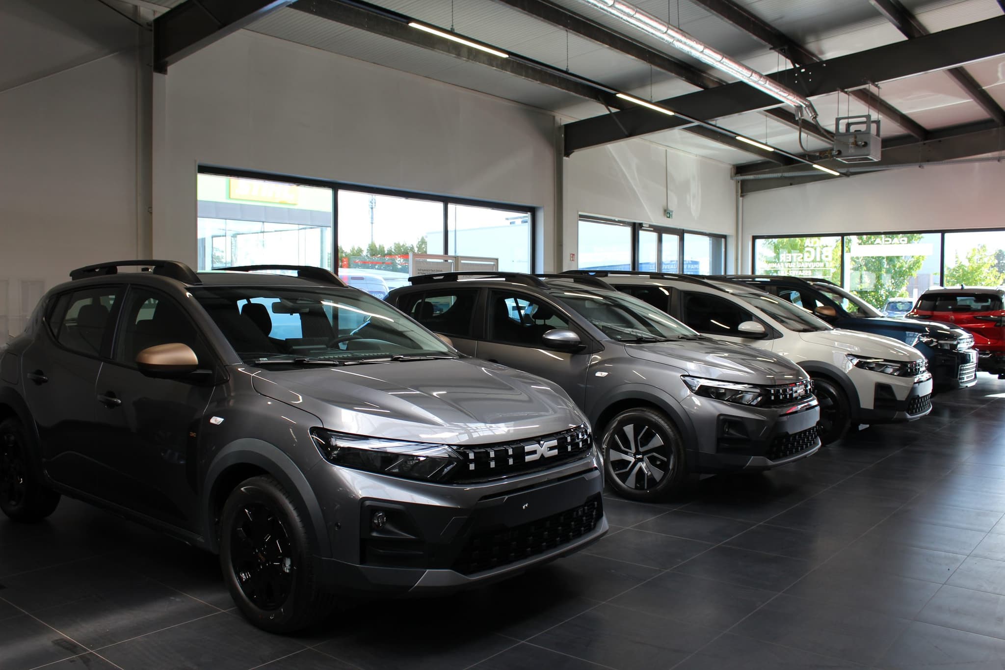 Gamme Dacia Sandero exposée au showroom
